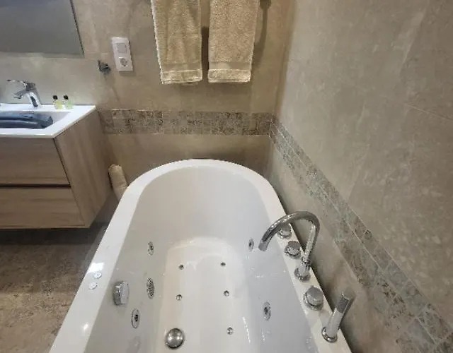 Romantic White -private Pool Вилла Нерха